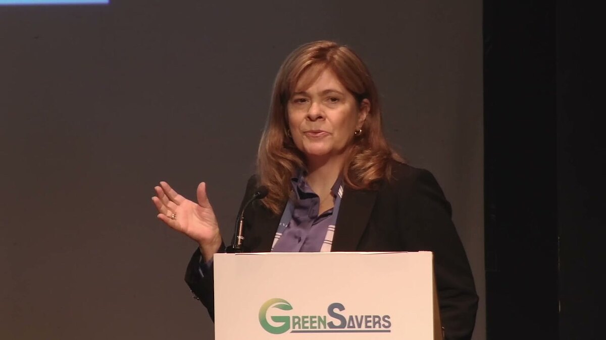 Maria Albertina Rodrigues, presidente do Conselho Científico da APEE, a falar no púlpito da 8.ª Conferência Green Savers
