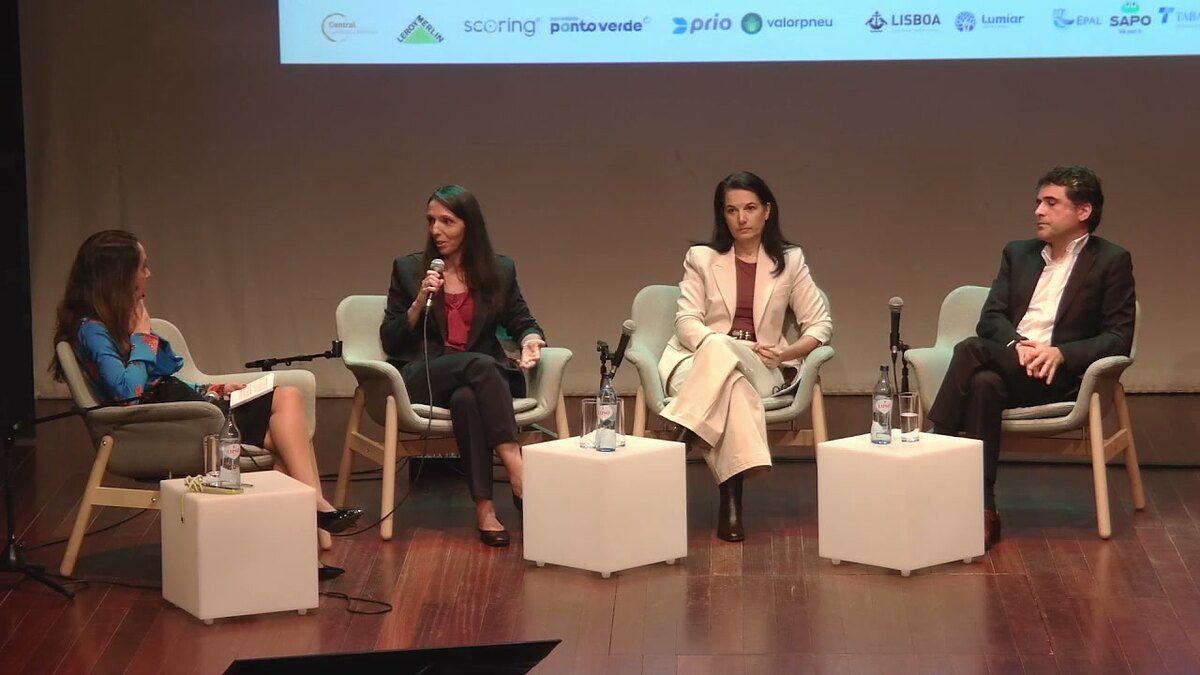 Marta Rangel, Susana Almeida, Sandra Peixoto e João Cordeiro sentados no palco da 8.ª Conferência Green Savers