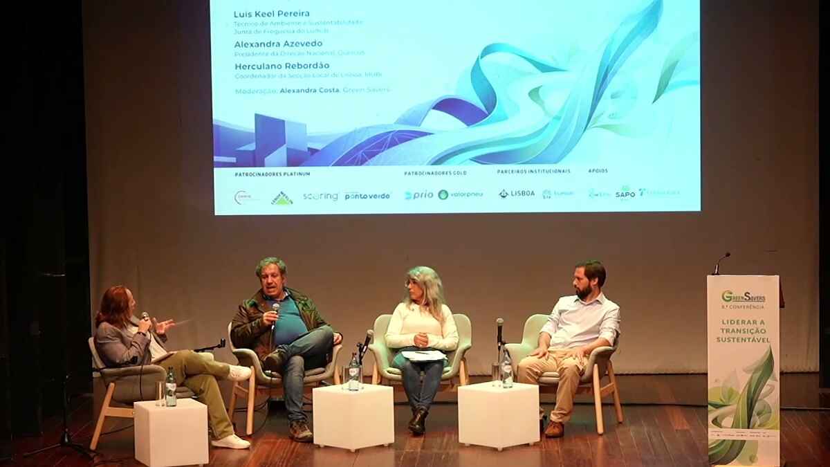 Palco da 8.ª Conferência Green Savers com a mesa-debate Mobilizar e o ecrã com os nomes dos oradores
